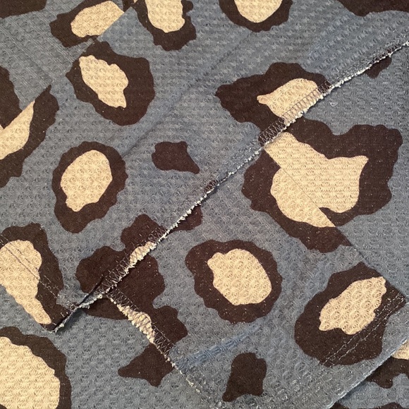 UMGEE NWT Dusty Blue&White Leopard Long Sleeve Button Front Top Large - Picture 10 of 12